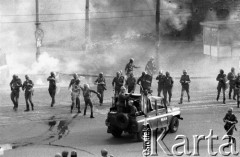 31.08.1982, Gorzów Wielkopolski (okolice Katedry), Polska.
Stan wojenny - oddział ZOMO podczas rozpędzania niezależnej manifestacji solidarnościowej zorganizowanej dla uczczenia drugiej rocznicy porozumień sierpniowych z 1980 roku.
Fot. NN, zbiory Ośrodka KARTA