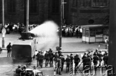 31.08.1982, Gorzów Wielkopolski (okolice Katedry), Polska.
Stan wojenny - oddział ZOMO podczas rozpędzania niezależnej manifestacji solidarnościowej zorganizowanej dla uczczenia drugiej rocznicy porozumień sierpniowych z 1980 roku.
Fot. NN, zbiory Ośrodka KARTA