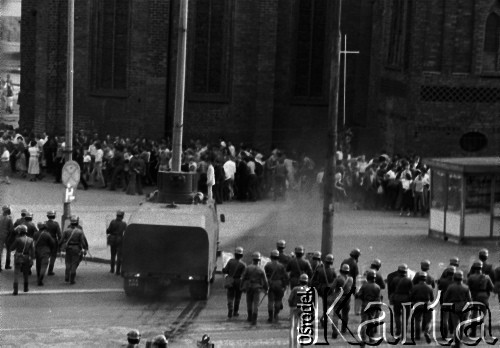 31.08.1982, Gorzów Wielkopolski (okolice Katedry), Polska.
Stan wojenny - oddział ZOMO podczas rozpędzania niezależnej manifestacji solidarnościowej zorganizowanej dla uczczenia drugiej rocznicy porozumień sierpniowych z 1980 roku.
Fot. NN, zbiory Ośrodka KARTA
