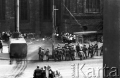 31.08.1982, Gorzów Wielkopolski (okolice Katedry), Polska.
Stan wojenny - oddział ZOMO podczas rozpędzania niezależnej manifestacji solidarnościowej zorganizowanej dla uczczenia drugiej rocznicy porozumień sierpniowych z 1980 roku.
Fot. NN, zbiory Ośrodka KARTA
