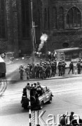 31.08.1982, Gorzów Wielkopolski (pod gorzowską Katedrą), Polska.
Stan wojenny - oddział ZOMO podczas rozpędzania niezależnej manifestacji solidarnościowej zorganizowanej dla uczczenia drugiej rocznicy porozumień sierpniowych z 1980 roku.
Fot. NN, zbiory Ośrodka KARTA
