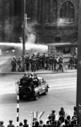 31.08.1982, Gorzów Wielkopolski (okolice Katedry), Polska.
Stan wojenny - oddział ZOMO podczas rozpędzania niezależnej manifestacji solidarnościowej zorganizowanej dla uczczenia drugiej rocznicy porozumień sierpniowych z 1980 roku.
Fot. NN, zbiory Ośrodka KARTA