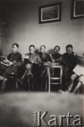 Przed 1939, Polska.
Grupa żołnierzy czytająca ilustrowany tygodnik humorystyczny zatytułowany 