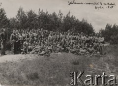 Lipiec 1938, Jabłonna, Polska.
Zdjęcie grupowe żołnierzy - rezerwistów. W tle widoczny jest zagajnik leśny.
Fot. Józef Tarań, zbiory Ośrodka KARTA, kolekcję zdjęć przekazała Lucyna Kumiszczo