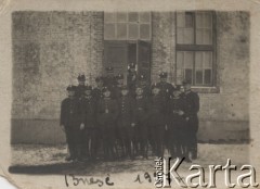 1927, Brześć, woj. poleskie, Polska.
Twierdza brzeska - grupa żołnierzy stojąca przed budynkiem twierdzy.
Fot. Józef Tarań, zbiory Ośrodka KARTA, kolekcję zdjęć przekazała Lucyna Kumiszczo