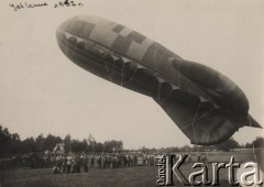 1932, Jabłonna, Polska.
Balon obserwacyjny typu B.D. na manewrach. Widoczni są również żołnierze trzymający liny umocowane do balonu. W tle - boisko, samochód wojskowy, drewniany dom i las.
Fot. Józef Tarań, zbiory Ośrodka KARTA, kolekcję zdjęć przekazała Lucyna Kumiszczo