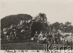 Maj 1935, Rembertów, Polska.
Grupa żołnierzy przez skalną wnęką, w której znajduje się posąg Matki Boskiej.
Fot. Józef Tarań, zbiory Ośrodka KARTA, kolekcję zdjęć przekazała Lucyna Kumiszczo