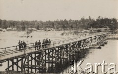 1930, Wilno, Polska.
Koncentracja saperów - żołnierze stojący na moście. Zakończenie ostatniego etapu budowy mostu palowego na Wilji - środkowe przęsło mostu zostało zbudowane na pontonach, co pozwalało na przepływanie dużych jednostek wodnych. 
Fot. Józef Tarań, zbiory Ośrodka KARTA, kolekcję zdjęć przekazała Lucyna Kumiszczo