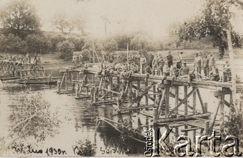 1930, Wilno, Polska.
Koncentracja saperów - żołnierze 6 Batalionu Saperów, stacjonującego w warunkach pokojowych w Twierdzy Brzeskiej, budują most palowy na rzece Wilja.
Fot. Józef Tarań, zbiory Ośrodka KARTA, kolekcję zdjęć przekazała Lucyna Kumiszczo