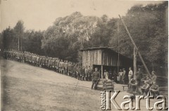 1931, Kodeń, okolice, Polska.
Żołnierze 1 Kompanii Szkolnej 6 Batalionu Saperów w kolejce po obiad. Przy studni stoi starszy sierżant Franciszek Popiel. Pozostali oficerowie kompanii siedzą przy studni z żurawiem. Na pierwszym planie widoczny jest również pies.
Fot. Józef Tarań, Fundacja Ośrodka KARTA kolekcję zdjęć przekazała Lucyna Kumiszczo