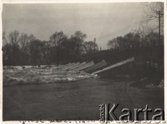 Marzec 1928, Brześć, woj. poleskie, Polska. 
Akcja ratunkowa mostu obwodowego prowadzona przez żołnierzy 9 Pułku Saperów (od 1929 przemianowany na 6 Batalion Saperów). Na pierwszym planie widoczny jest zator lodowy oraz rusztowania stabilizujące most.
Fot. Józef Tarań, Fundacja Ośrodka KARTA kolekcję zdjęć przekazała Lucyna Kumiszczo