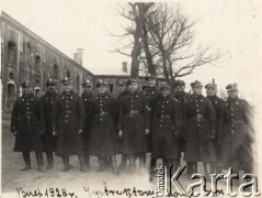 1928, Brześć, woj. poleskie, Polska.
Twierdza brzeska - Wyspa Centralna. Koszary 9 Pułku Saperów (od 1929 przemianowany na 6 Batalion Saperów). Kadra i instruktorzy 1 Kompanii Szkolnej, stoją m.in.: starszy sierżant Władysław Książek (piąty od lewej), plutonowy Józef Tarań (ósmy od lewej).
Fot.NN, Fundacja Ośrodka KARTA kolekcję zdjęć przekazała Lucyna Kumiszczo