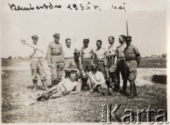 1935, Rembertów k/Warszawy, Polska.
Szkolenie saperów - zdjęcie grupowe żołnierzy trzymających w rękach łopaty.
Fot. Józef Tarań, Fundacja Ośrodka KARTA kolekcję zdjęć przekazała Lucyna Kumiszczo