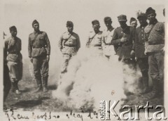 1935, Rembertów k/Warszawy, Polska.
Szkolenie saperów - żołnierze obserwują wybuch ładunku. 
Fot. Józef Tarań, Fundacja Ośrodka KARTA kolekcję zdjęć przekazała Lucyna Kumiszczo