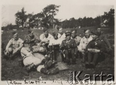 1935, Rembertów k/Warszawy, Polska.
Szkolenie saperów - zdjęcie grupowe żołnierzy na terenie garnizonu wojskowego. W tle widoczne są drzewa. 
Fot. Józef Tarań, Fundacja Ośrodka KARTA kolekcję zdjęć przekazała Lucyna Kumiszczo