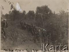 1930, Wilno, Polska.
Zgrupowanie saperów w rejonie rzeki Wilja - budowa kładki przez żołnierzy z 6 Batalionu Saperów z Twierdzy Brzeskiej. Z uwagi za zagrożenie żołnierze występują w maskach przeciwgazowych.
Fot. Józef Tarań, Fundacja Ośrodka KARTA kolekcję zdjęć przekazała Lucyna Kumiszczo