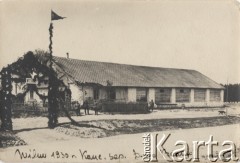 1930, Wilno, Polska.
Siedziba dowództwa 6 Batalionu Saperów z Twierdzy Brzeskiej. Na bramie wejściowej zawieszony został napis 