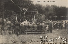 1930, Wilno, Polska.
Koncentracja saperów - msza polowa. Ołtarz zbudowany został z trzech pontonów, zaś wachlarz wieńczący ołtarz wykonany jest z wioseł. Odwróceni tyłem, na ławkach  siedzą żołnierze, po prawej stronie widoczna jest wojskowa orkiestra. 
Fot. Józef Tarań, Fundacja Ośrodka KARTA kolekcję zdjęć przekazała Lucyna Kumiszczo   
