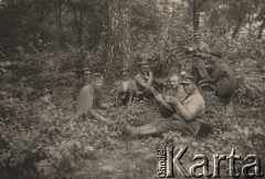 1931, Brześć, woj. poleskie, Polska.
Twierdza brzeska - poligon wojskowy, ćwiczenia w terenie. Grupa oficerów - uczestników ćwiczeń - podczas śniadania.
Fot. Józef Tarań, Fundacja Ośrodka KARTA kolekcję zdjęć przekazała Lucyna Kumiszczo