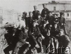 1938, Brześć, woj. poleskie, Polska.
Twierdza brzeska - Wyspa Centralna. Grupa żołnierzy 4 Kompanii 6 Batalionu Saperów w rejonie placu alarmowego koszar. W głębi - budynek koszarowy, miejsce zakwaterowania kompanii szkolnej. Po lewej widoczny jest fragment koszar okrężnych, gdzie na parterze zlokalizowane były kuchnie żołnierskie, na piętrze zaś mieszkania kadry 6 Batalionu Saperów.
Fot. Józef Tarań, Fundacja Ośrodka KARTA kolekcję zdjęć przekazała Lucyna Kumiszczo