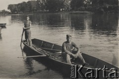 Czerwiec 1935, Brześć, woj. poleskie, Polska.
Twierdza brzeska - szkolenia saperów rezerwy. Żołnierze w  łodzi. 
Fot. Józef Tarań, Fundacja Ośrodka KARTA kolekcję zdjęć przekazała Lucyna Kumiszczo