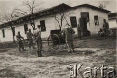 Maj 1935, Rembertów k/Warszawy, Polska.
Szkolenia rezerwistów 6 Batalionu Saperów - żołnierze w strojach ochronnych i maskach przeciwgazowych ciągną wóz. 
Fot. Józef Tarań, Fundacja Ośrodka KARTA kolekcję zdjęć przekazała Lucyna Kumiszczo
