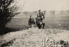 1935, Brześć, woj. poleskie, Polska.
Twierdza brzeska - szkolenia żołnierzy 6 Batalionu Saperów. Trzej żołnierze, w tle widoczna jest droga, pola i drzewa. 
Fot. Józef Tarań, Fundacja Ośrodka KARTA kolekcję zdjęć przekazała Lucyna Kumiszczo