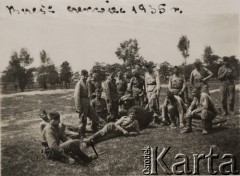 Czerwiec 1935, Brześć, woj. poleskie, Polska.
Twierdza brzeska - zdjęcie grupowe żołnierzy 6 Batalionu Saperów. W tle widoczna jest łąka oraz drzewa.
Fot. Józef Tarań, Fundacja Ośrodka KARTA kolekcję zdjęć przekazała Lucyna Kumiszczo