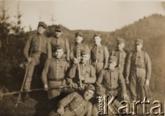 1936, brak miejsca.
Żołnierze podczas pieszej wycieczki, w tle widoczne są wzgórza i lasy. W ramach szkolenia, często dokonywano wymiany doświadczeń w innych garnizonach. 
Fot. Józef Tarań, Fundacja Ośrodka KARTA kolekcję zdjęć przekazała Lucyna Kumiszczo  

