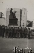 1937, Warszawa, Polska.
Kadra podoficerska 6 Batalionu Saperów - oficerzy przed Pomnikiem Mikołaja Kopernika. 
Fot. Józef Tarań, Fundacja Ośrodka KARTA kolekcję zdjęć przekazała Lucyna Kumiszczo