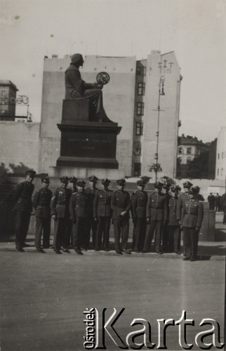 1937, Warszawa, Polska.
Kadra podoficerska 6 Batalionu Saperów - oficerzy przed Pomnikiem Mikołaja Kopernika. 
Fot. Józef Tarań, Fundacja Ośrodka KARTA kolekcję zdjęć przekazała Lucyna Kumiszczo