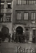 1937, Warszawa, Polska.
Kadra podoficerska 6 Batalionu Saperów - oficerzy na Rynku Starego Miasta.
Fot. Józef Tarań, Fundacja Ośrodka KARTA kolekcję zdjęć przekazała Lucyna Kumiszczo