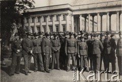 1937, Warszawa, Polska.
Kadra podoficerska 6 Batalionu Saperów - oficerzy przed Pałacem Saskim.
Fot. Józef Tarań, Fundacja Ośrodka KARTA kolekcję zdjęć przekazała Lucyna Kumiszczo