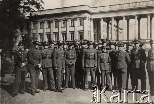 1937, Warszawa, Polska.
Kadra podoficerska 6 Batalionu Saperów - oficerzy przed Pałacem Saskim.
Fot. Józef Tarań, Fundacja Ośrodka KARTA kolekcję zdjęć przekazała Lucyna Kumiszczo