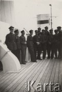 1937, Gdynia lub Gdańsk, Polska.
Kadra podoficerska 6 Batalionu Saperów - oficerzy na pokładzie statku parowego.
Fot. Józef Tarań, Fundacja Ośrodka KARTA kolekcję zdjęć przekazała Lucyna Kumiszczo