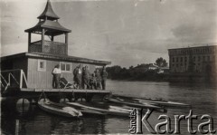 1937, Modlin, Polska.
6 Batalion Saperów - żołnierze na drewnianej przystani. Na pierwszym planie widoczne są kajaki, w tle - Twierdza Modlin.
Fot. Józef Tarań, Fundacja Ośrodka KARTA kolekcję zdjęć przekazała Lucyna Kumiszczo