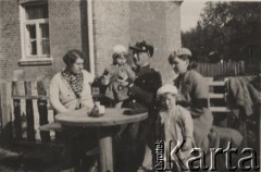 22.06.1935, Brześć, woj. poleskie, Polska.
Twierdza brzeska - odpoczynek przed domem, od lewej siedzą: pani Karpow, jej mąż sierżant Zygmunt Karpow trzymający córkę Hanię. Stoi Lucynka Tarań, za nią siedzi jej mama Helena Tarań.
Fot. Józef Tarań, Fundacja Ośrodka KARTA kolekcję zdjęć przekazała Lucyna Kumiszczo
