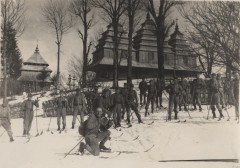 1935, Jawor, pow. Turka, Polska.
Szkolenie saperów - żołnierze na nartach. Na drugim planie widoczna jest drewniany kościół góralski. 
Fot. Józef Tarań, Fundacja Ośrodka KARTA kolekcję zdjęć przekazała Lucyna Kumiszczo