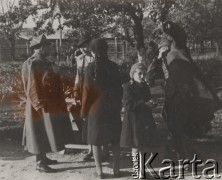 1939-1940, Targoviste, Rumunia.
Odwiedziny w obozie internowanych żołnierzy - ojciec Edward Metze (wkłada płaszcz), Wanda, Renia i ciotka (siostra ojca) Maria Metze, obok stoi Zbigniew (?).
Fot. NN, zbiory Ośrodka KARTA, udostępniła Wanda Zatryb
