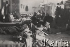 1939-1940, Targoviste, Rumunia.
Powszedni dzień w obozie dla internowanych polskich żołnierzy.
Fot. NN, zbiory Ośrodka KARTA, udostępniła Wanda Zatryb
