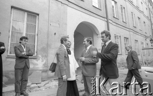 24.09.1981, Warszawa, Polska.
Ingres prymasa Józefa Glempa w katedrze św. Jana w Warszawie. Na zdjęciu od lewej: Janusz Onyszkiewicz, ks. Jerzy Popiełuszko, Lech Wałęsa, Mieczysław Wachowski. 
Fot. NN, zbiory Ośrodka KARTA/Independent Polish Agency (IPA) przekazał Józef Lebenbaum