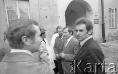 24.09.1981, Warszawa, Polska.
Ingres prymasa Józefa Glempa w katedrze św. Jana w Warszawie. Na zdjęciu od lewej: Janusz Onyszkiewicz, ks. Jerzy Popiełuszko, Seweryn Jaworski, Lech Wałęsa, Mieczysław Wachowski. 
Fot. NN, zbiory Ośrodka KARTA/Independent Polish Agency (IPA) przekazał Józef Lebenbaum