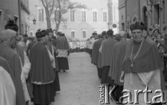 24.09.1981, Warszawa, Polska.
Ingres prymasa Józefa Glempa w katedrze św. Jana w Warszawie. Na zdjęciu procesja z katedry do ołtarza polowego przy kościele św. Anny. 
Fot. NN, zbiory Ośrodka KARTA/Independent Polish Agency (IPA) przekazał Józef Lebenbaum