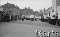 24.09.1981, Warszawa, Polska.
Ingres prymasa Józefa Glempa w katedrze św. Jana w Warszawie. Na zdjęciu procesja z Katedry do ołtarza polowego przy kościele św. Anny.  
Fot. NN, zbiory Ośrodka KARTA/Independent Polish Agency (IPA) przekazał Józef Lebenbaum