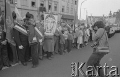 24.09.1981, Warszawa, Polska.
Ingres prymasa Józefa Glempa w katedrze św. Jana w Warszawie. Na zdjęciu procesja z Katedry do ołtarza polowego przy kościele św. Anny. Uczestnicy procesji niosą sztandar z wizerunkiem Matki Boskiej Częstochowskiej. Na pierwszym planie fotograf robiący zdjęcia.
Fot. NN, zbiory Ośrodka KARTA/Independent Polish Agency (IPA) przekazał Józef Lebenbaum