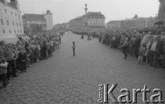 24.09.1981, Warszawa, Polska.
Ingres prymasa Józefa Glempa w katedrze św. Jana w Warszawie. Na zdjęciu wierni na placu Zamkowym. 
Fot. NN, zbiory Ośrodka KARTA/Independent Polish Agency (IPA) przekazał Józef Lebenbaum