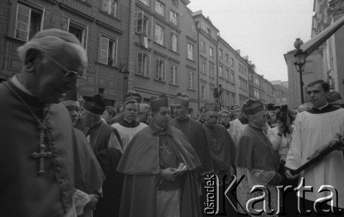 24.09.1981, Warszawa, Polska.
Ingres prymasa Józefa Glempa w katedrze św. Jana w Warszawie. Na zdjęciu od lewej kardynał Jan Król, kapelan Bronisław Piasecki, arcybiskup Józef Glemp, biskup Zbigniew Kraszewski przed katedrą św. Jana. 
Fot. NN, zbiory Ośrodka KARTA/Independent Polish Agency (IPA) przekazał Józef Lebenbaum