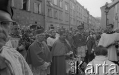 24.09.1981, Warszawa, Polska.
Ingres prymasa Józefa Glempa w katedrze św. Jana w Warszawie. Na zdjęciu od lewej biskup Jerzy Modzelewski, arcybiskup Józef Glemp, kardynał Jan Król i fotoreporter Andrzej Kosobudzki z „Za i Przeciw”. 
Fot. NN, zbiory Ośrodka KARTA/Independent Polish Agency (IPA) przekazał Józef Lebenbaum