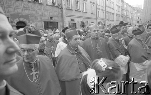 24.09.1981, Warszawa, Polska.
Ingres prymasa Józefa Glempa w katedrze św. Jana w Warszawie. Na zdjęciu od lewej biskup Jerzy Modzelewski, arcybiskup Józef Glemp i biskup Zbigniew Kraszewski. 
Fot. NN, zbiory Ośrodka KARTA/Independent Polish Agency (IPA) przekazał Józef Lebenbaum