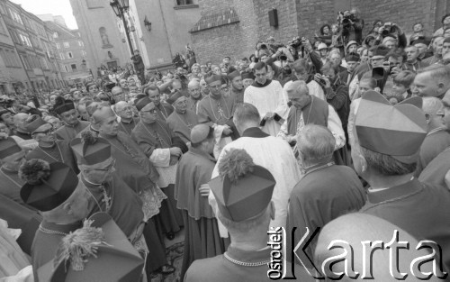 24.09.1981, Warszawa, Polska.
Ingres prymasa Józefa Glempa w katedrze św. Jana w Warszawie. Na zdjęciu tłum przed Katedrą św. Jana, w środku Józef Glemp.
Fot. NN, zbiory Ośrodka KARTA/Independent Polish Agency (IPA) przekazał Józef Lebenbaum
